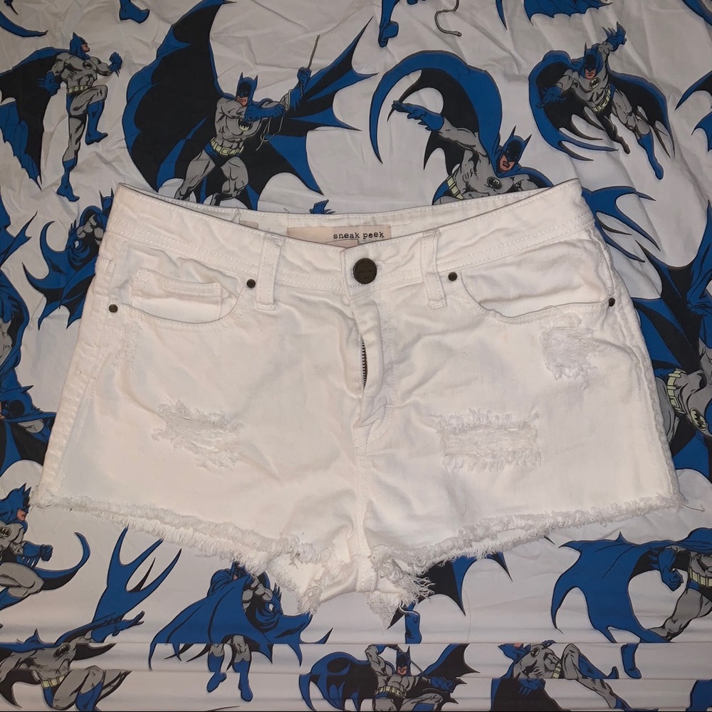 sneak peak white distressed denim shorts🤍